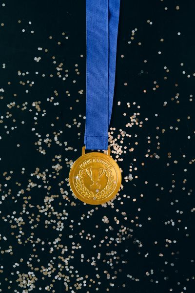 medaille en or marquee tu es un gagnant avec des paillettes autour